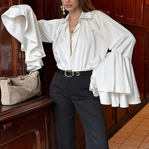 Chemise chic pour femme en mélange de coton blanc, coupe oversize, boutonnée, avec manches évasées superposées spectaculaires - Blouse élégante et tendance - Product Image 4