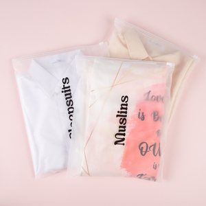 Sacs d'emballage en plastique avec logo personnalisé pour vêtements et t-shirts Sacs refermables avec zip-lock Sac à fermeture éclair givré auto-scellant brillant pour vêtements - Product Image 1