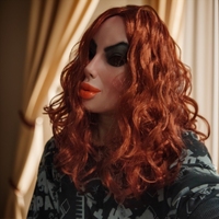 Masque intégral en latex Ugly Girl avec cheveux bouclés rouge-brun et grande bouche – Accessoire de fête tendance pour Halloween, mascarade et cosplay