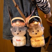 Bouteille d'eau en plastique en forme d'ours de miel, mignon, kawaii al por maier, de qualité alimentaire, vide, boba sans bpa, avec sangle en paille