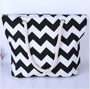 Compras de moda para mujeres y niñas con asa de cuerda gruesa New Wave Striped Design Canvas Beach Bag - Product Image 2