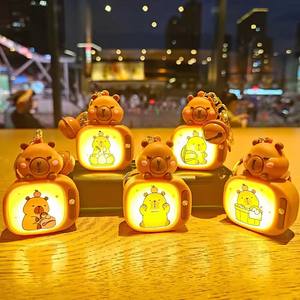 การ์ตูนน่ารัก capybara ทีวีที่มีแสงสร้างสรรค์สัตว์ตลกพวงกุญแจรถพวงกุญแจกระเป๋าเป้สะพายหลังจี้สำหรับเด็กของขวัญเครื่องประดับ - Product Image 1