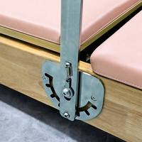 Machine de Pilates Reformer en bois avec coussin rose pour entraînement du tronc, étirements et entraînement complet du corps à domicile ou en studio