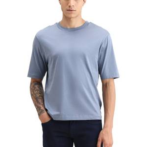 Camiseta de hombre de poliéster tejido con efecto desgastado por el sol, tono degradado suave, efecto de exposición a la luz natural, estilo relajado. - Product Image 4