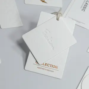 Aangepaste Luxe Gerecycled Label Reliëf Hang Tag Speciale Kartonnen Gift Merknaam Hangtags Voor Kleding Eigen Logo Tags