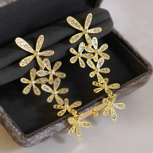 Eleganti orecchini pendenti con nappe floreali per donna, orecchini pendenti con fiori, gioielli in stile foresta - Product Image 2