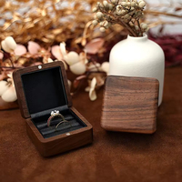 Boîte à bijoux carrée de luxe haut de gamme en cuir écologique avec doublure noire, moderne, pour ranger les bagues