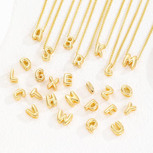 Vente en gros de collier à breloques de l'alphabet initial en cuivre plaqué or 18 carats pour filles, lettre à bulles mignonne et délicate avec chaîne à maillons - Product Image 1