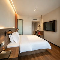 Ensemble de meubles modernes modulaires pour chambre double d'hôtel avec tête de lit en placage de bois, meuble TV, table d'appoint et chaise pour chambre à coucher ou appartement