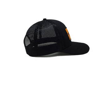 Casquette de camionneur structurée à 6 panneaux en maille noire pour adulte, avec patch tissé réglable, fabriquée au Vietnam, idéale pour le style professionnel en extérieur - Product Image 3
