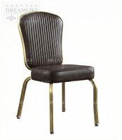 Chaise de banquet de luxe avec cadre en métal doré et dossier plissé marron, idéale pour événements, mariages, locations, hôtels et commandes en gros
