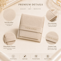 Kemasan perhiasan menggunakan amplop persegi 8x8cm, kantong microfiber dengan logo custom dan penutup jepret untuk pengemasan gelang, anting, dan perhiasan lainnya.