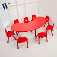 Meubles de maternelle personnalisés, tables en forme de lune, différentes couleurs avec différentes chaises, table d'activités pour enfants, bureau et chaises