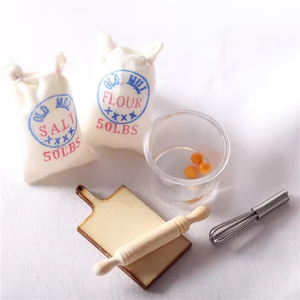 迷你面粉盐袋打蛋器擀面杖 1/12 微型娃娃屋 4 件装厨房食品配件假装游戏 DIY 玩具套装 - Product Image 1