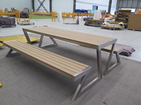 Table de pique-nique moderne d'extérieur avec bancs, plateau à lattes, structure métallique géométrique, mobilier de jardin, patio, parc