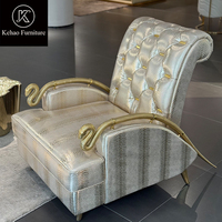 Fauteuil d'appoint de luxe en forme de serpent avec accoudoirs en métal doré et revêtement en texture peau de serpent, chaise longue individuelle pour salon de villa