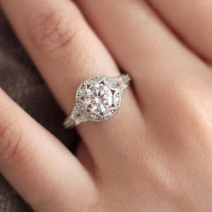 Anillo de Compromiso de Diamantes en Oro Blanco para Mujer F812, Corte Brillante Redondo, Piedra Central de Color G Natural con Diamantes Laterales - Product Image 6