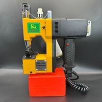 La machine de scellage de sacs haute vitesse, robuste et portable, de type pistolet, avec une batterie de grande capacité, offre des temps de fonctionnement encore plus longs.
