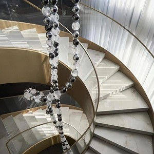 <span class=keywords><strong>Lampadario</strong></span> Moderno ANNO con <span class=keywords><strong>Sfere</strong></span> Nere e Argento e Design a Spirale, Lampada a Sospensione Lunga per Scale di Hotel - Product Image 2