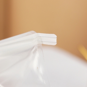 Sachet alimentaire transparent en PE à soufflet plat, refermable avec zip, avec orifice de ventilation, étiquette vierge, prêt à l'emploi, anti-humidité et anti-poussière, qualité alimentaire, personnalisable OEM - Product Image 4