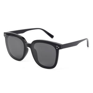 Nuevas Gafas de Sol Unisex de Moda con Lentes de PC Polarizadas UV400, Montura Negra Tipo 3, para Uso en Exteriores - Product Image 3