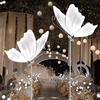 Décoration et fournitures de mariage en gros, style romantique luxueux de haute qualité, lustre en métal et tissu en forme d'ailes de papillon, éclairage LED classé IP54 pour la décoration de mariage