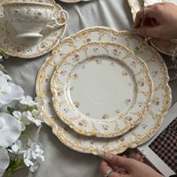 Service de table en céramique dorée baroque vintage français, assiettes en porcelaine festonnées, tasses à thé, soucoupes, plat ovale pour mariage, vente en gros