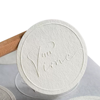 Autocollant personnalisé en papier aquarelle, avec texte gaufré, écriture cursive texturée, icône stylisée de marque, sceau rond et impression à bordure unique