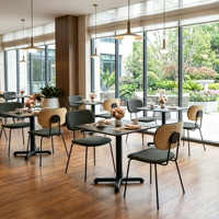 Ensemble de salle à manger de style mi-siècle de qualité commerciale, tables avec base en métal noir + chaises avec dossier en bois clair pour bistro et restaurant de restauration rapide