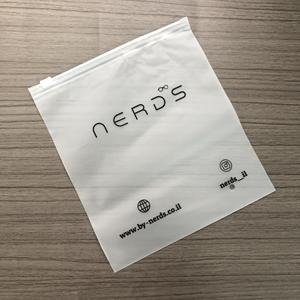 Bolsas con Cierre Hermético Personalizadas con Logotipo Negro - Bolsas Reutilizables Impermeables para Productos de Belleza - Product Image 2