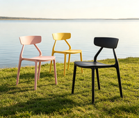 Chaise de salle à manger moderne en plastique de qualité supérieure avec design ergonomique, empilable et imperméable pour les écoles et les centres de formation