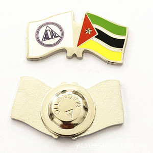 Insignias Magnéticas Plateadas con Diseño Personalizado de Dibujos Animados para el Día Nacional y Navidad, Producción en Arabia Saudita y Emiratos Árabes Unidos - Product Image 3