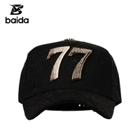 Gorra de béisbol de 5 paneles de tela negra con relieve, diseño de calavera con pedrería, cadena plateada lateral decorativa, visera curva ajustable.