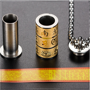 Collier cylindrique tendance de style chinois avec mantra bouddhiste à six caractères Shurangama Sutra, amulette protectrice en acier titane, porte-stylo pour voiture - Product Image 1