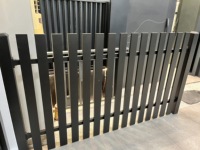 Système de garde-corps moderne en aluminium et verre pour intérieur, finition noir mat, découpe laser, sécurité pour escalier et balcon, design italien