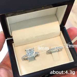 Anello con Diamante Taglio Principessa per Donna, Tono Oro Bianco con Pietre Laterali, Elegante Gioiello di Fidanzamento alla Moda - Product Image 2