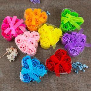Boîte cadeau en PVC en forme de cœur avec plumes d'hirondelle parfumées, roses en mousse rose et ruban pour cadeaux de mariage - Product Image 2