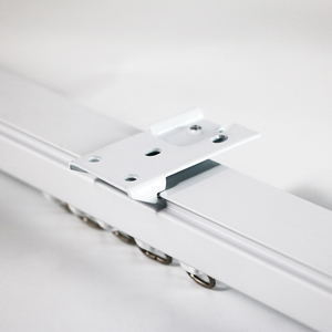 Trek tirai tersembunyi bermotor untuk pemasangan sejajar ke langit-langit menciptakan tampilan minimalis dan efisien - Product Image 4