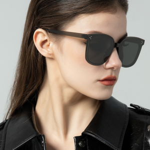 Lunettes de soleil mode d'été unisexe de grande taille avec étui Water Play Vacation Item Big Hand Discount - Product Image 1