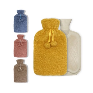 Ensemble cadeau de haute qualité comprenant une tasse en forme de canard jaune, une bouteille d'eau chaude en caoutchouc avec housse en peluche et des chaussons - Product Image 2