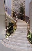 Escalier en marbre intérieur, escalier incurvé, garde-corps en verre, villa, escalier en pierre naturelle de luxe