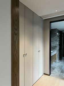 ארון בגדים מעוצב בסגנון צרפתי עם ארון תצוגה וארון בגדים לריהוט חדר שינה - Product Image 3