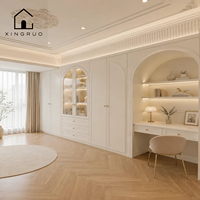 Armoire autoportante XINGRUO en mélamine, design européen, portes à panneaux arqués, éclairage LED intégré, bureau intégré, rangement pour chambre à coucher