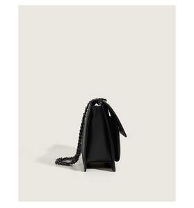 Bolso de hombro con cadena negra material de cuero simple y capaz - Product Image 5