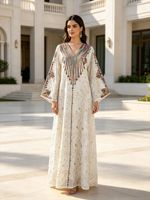 Robe longue Abaya élégante et ample à col en V, manches évasées, brodée de fils multicolores et de sequins