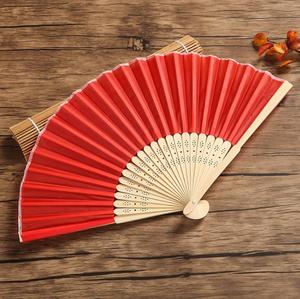 Abanicos de Mano Plegables de Bambú Personalizados al por Mayor, Abanicos de Tela de Seda Blanca para Bodas, Recuerdos de Boda para Novias - Product Image 3