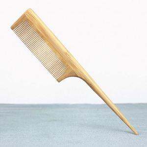 Peine de madera artesanal con dientes finos para desenredar el cabello - Product Image 1