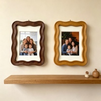 Cadre photo de table Ludaye en bois massif ondulé et courbé, fait main, écologique, durable, créatif, impression Giclée personnalisée, décoration en bois naturel