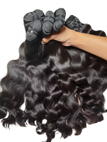 Ekstensi rambut manusia India 100%. Rambut asli gelombang alami premium kualitas terbaik dari India, kutikula sejajar, single donor.