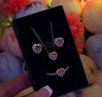 Ensemble de bijoux de luxe en argent 925 hypoallergénique plaqué or rose avec anneau en forme de cœur rose serti de zirconiums cubiques, boucles d'oreilles et collier
